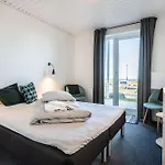 By The Sea 히르츠할즈