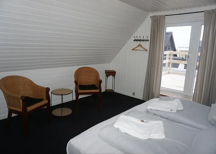 Bed and breakfast By The Sea 3*